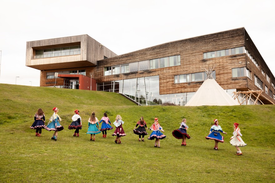 Sámi allaskuvlla studeanttat. Govven Árvu.