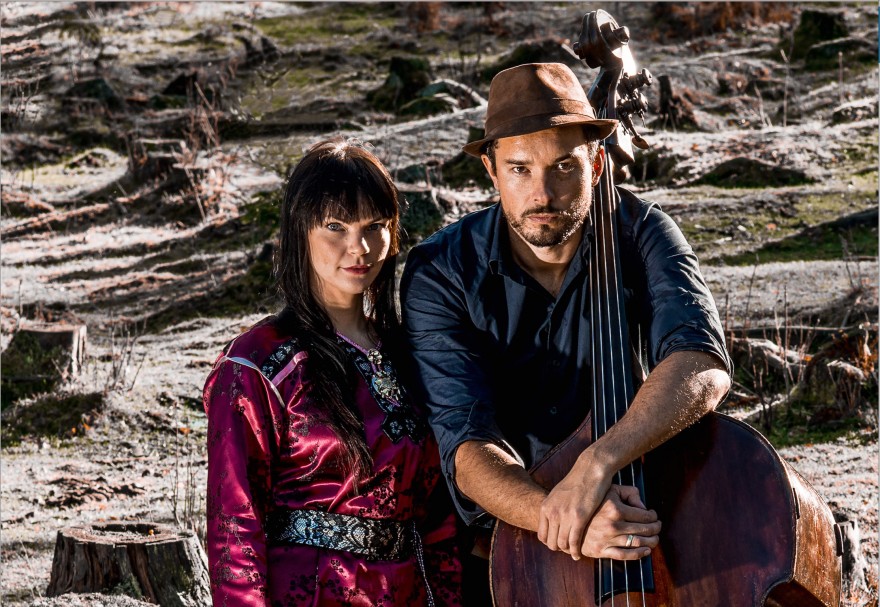 Pressebilde Arvvas Bilde av duoen Arvvas med Sara Marielle Gaup Beaska og Steinar Raknes