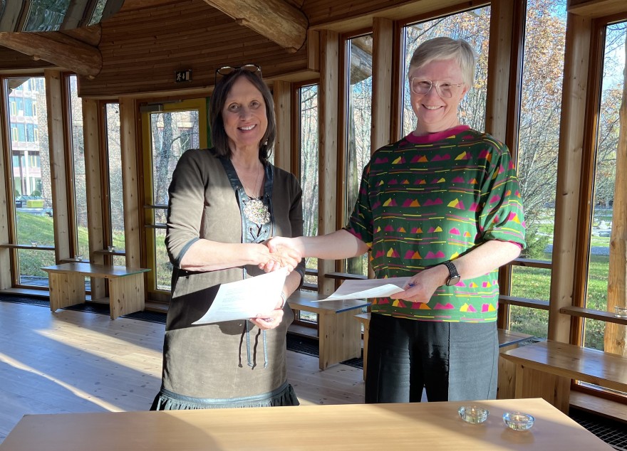 Sámi allaskuvlla rektor Liv Inger Somby ja UiT dekána Gunbjørg Svineng leaba vuolláičállán ovttasbargošiehtadusa.