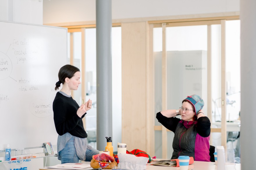 Duoji ja hábmema bachelorprográmma. Govven: Johtti Productions/Ánne Kátjá Gaup Duoji ja hábmema bachelorprográmma. Govven: Johtti Productions/Ánne Kátjá Gaup