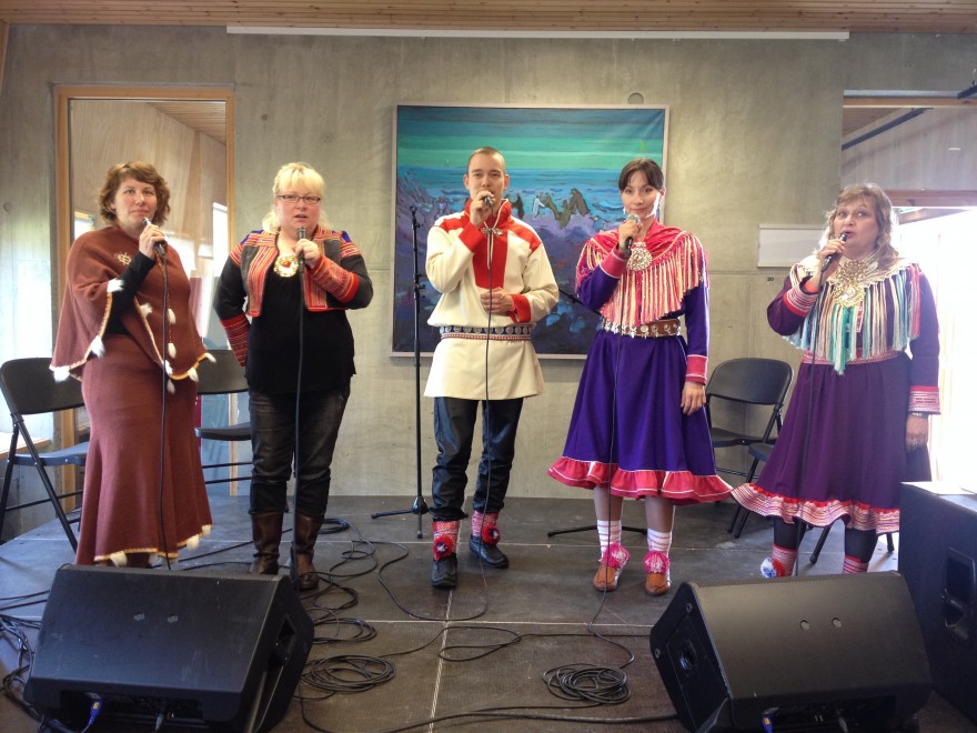 Bilde av studenter som joiker på Riddu Riđđu