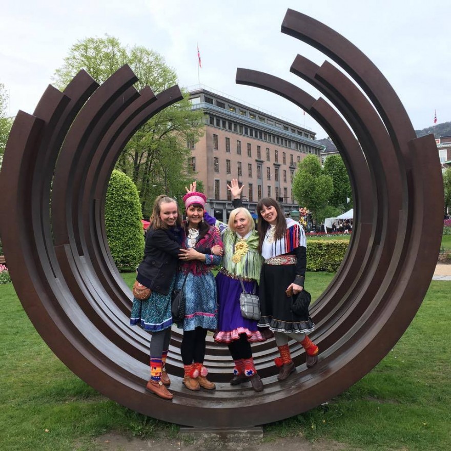 Dáiddaákádemiija guossis Bergenis. Bilde av studenter i Bergen