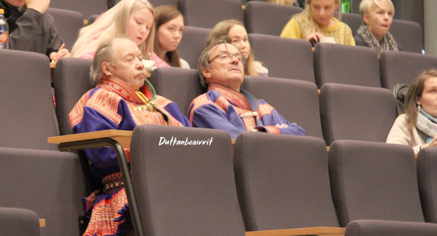 Sáhkaskáiddis olbmot ja dutkanbeaivvit logo Sáhkaskáiddis nuorat ja juoigečeahpit