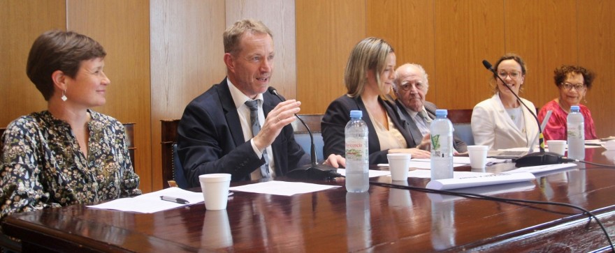 Fra venstre til høyre: Sanna Pulkkinen (representant for den finske ambassaden i Buenos Aires), norsk ambassadør i Argentina, Halvor Sætre, professorer i rettsvitenskap, Ornela Vanzilotta og Juan Travieso, forsker Beate Goldschmidt-Gjerløw og professor Au Olbmot beavde guoras