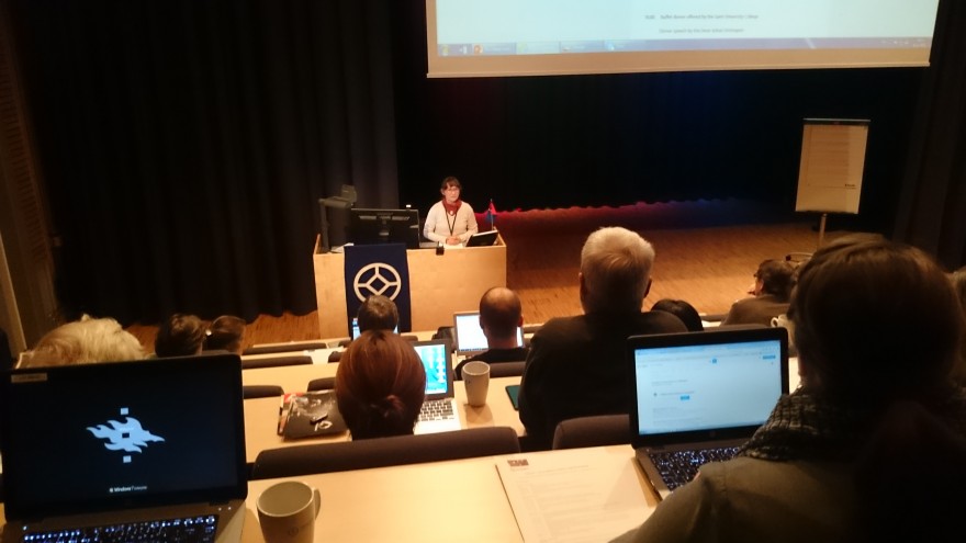 Rektor álggaha journalistta seminára Bilde av rektor Gunvor Guttorm i Sáhkaskáidi, Diehtosiida