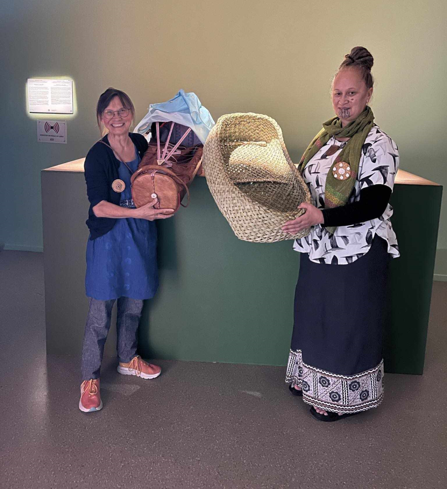 Gunvor Guttorm gietkamiin ja Tanya White wahakurain Luleåbiennalen 2024:s.