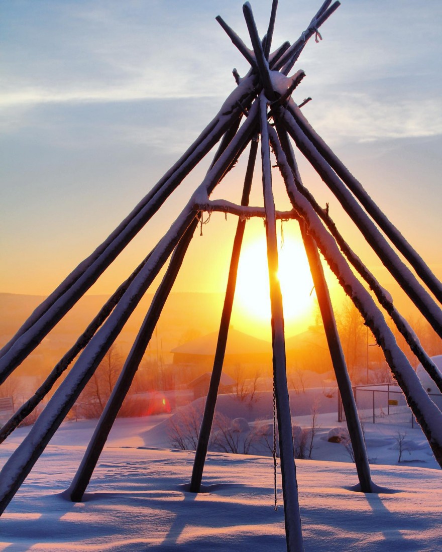 Goađas Sámi allaskuvlla olggobealde skábman.