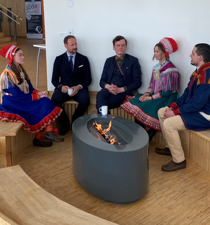 H.K.H Kronprins Haakon møter studentene ved Samisk høgskole. Fra venstre: Maila Risten Dikkanen, kronprins Haakon, Anton Hauan, Ellen Inga Sara og Martin Velky.