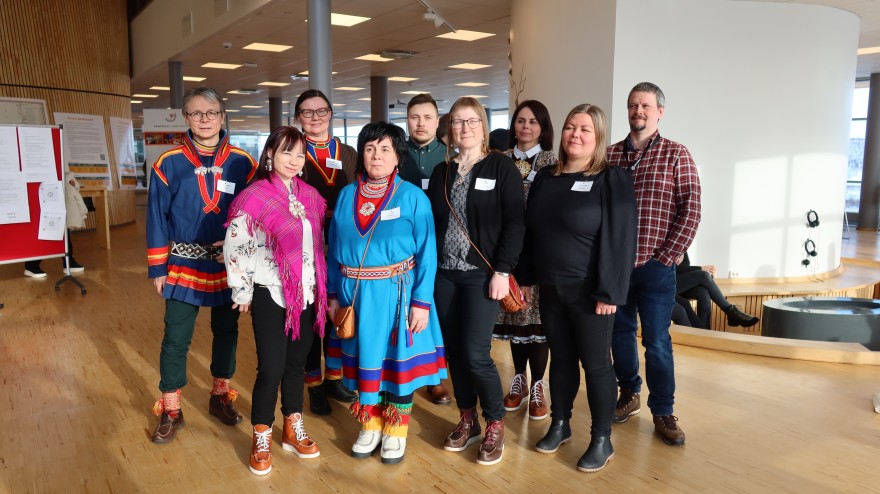 SáMOS prošeavtta pilohtamánáidgárddiid bargit ja Ol-Juhán Sikku gii Sámedikki bealis lea jođihan SáMOSa. Govven: Berit A. Triumf/Sámi allaskuvla. Sihke nissonolbmot ja dievdoolbmot.