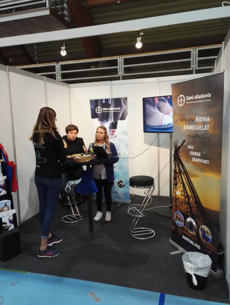 Oahppomeassuin Romssan Bilde av SA stand på utdanningsmessa med personer i bild.