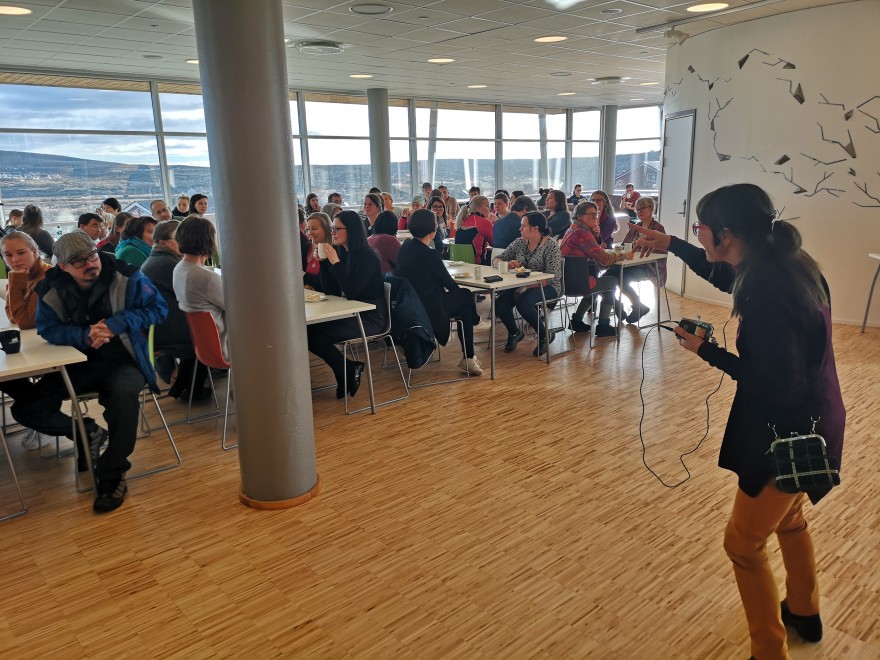 Rektor duhtavaš studeantaloguin Bilde av rektor og studenter i kantina.