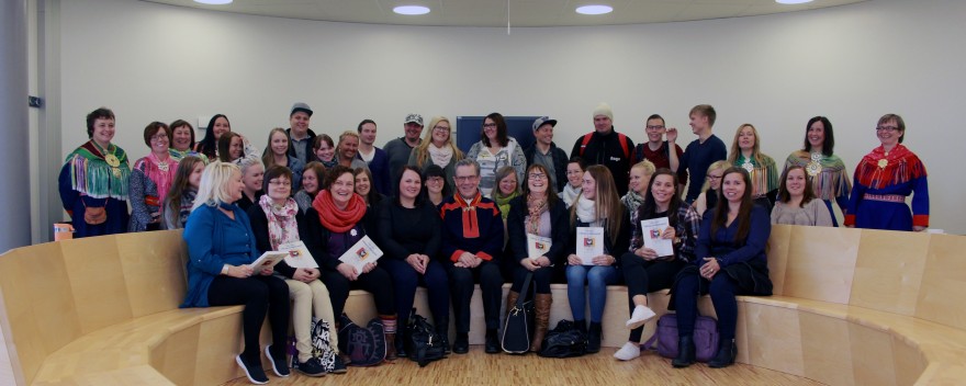 Skeŋke girjjiid Aimo Aikio geigii oahpaheaddjeoahpuid studeanttaide skeaŋkan iežas čállán girjji “Olbmo ovdáneapmi”.