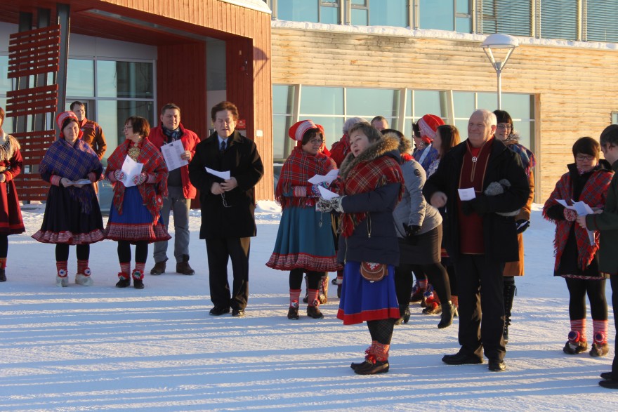 Sámi allaskuvla ávvuda Feiring av samefolketsdag utenfor Diehtosiida.