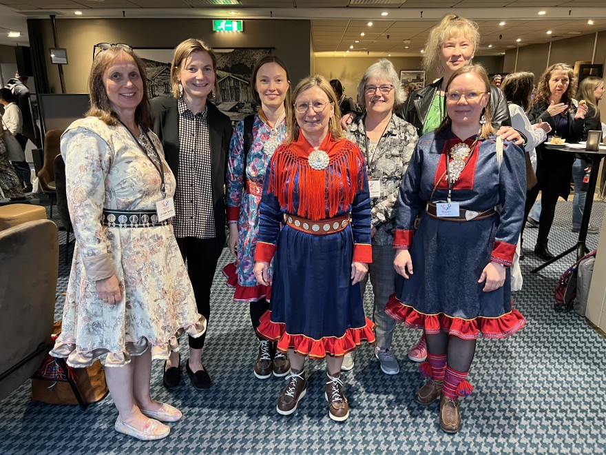 Sámi allaskuvlla dutkit ja rektor leat searvan Naisa 2024 konferánsii.