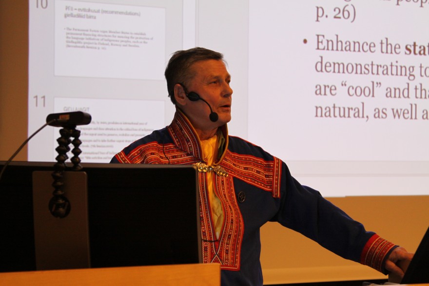 Ole Henrik Magga logaldallá. Dievdoolmmoš sárdnestulus logaldallá.