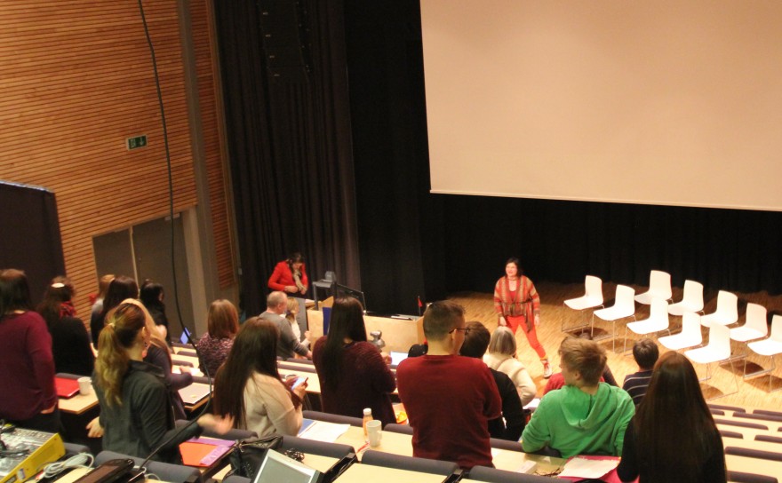 Dánsen Åse Marget Holm hástá dánsut.