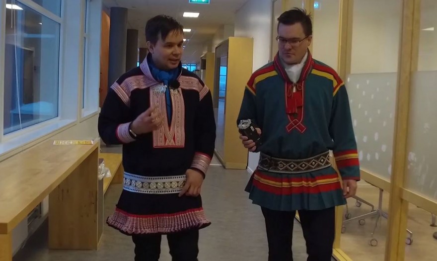 Ođđa direktevra filbma Skjermbilde fra film om ny direktør