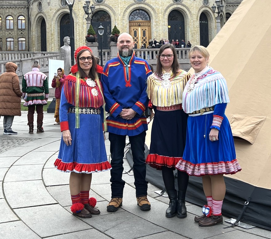 Sámi allaskuvlla rektor, goahtejođiheaddjit ja direktevra. Njeallje olbmo olggobealde lávu Stuoradikki olggobealde