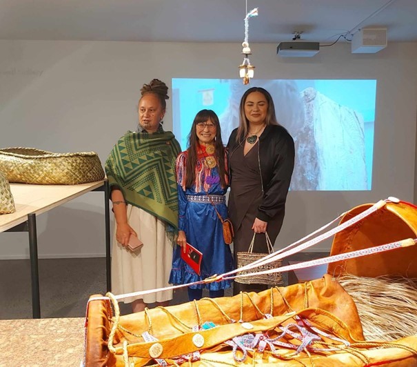 Čájáhusrahpamis Object Spacas, Auckland, Aotearoa. Tanya White, Gunvor Guttorm ja Jasmine Te Hira.