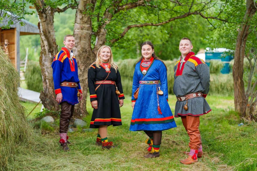 Per-Henning Mathisen, Therese Olsen, Linn-Maggi Jannok-Joma og Jovnna Erke Varsi Solbakk. Govven: Ørjan Marakatt Bertelsen Njeallje sámi nuora