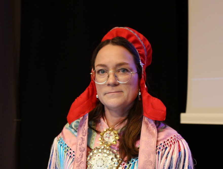 Vuosttašamanueansa Rauna Rahko-Ravantti. Govven: Berit Anne Triumf, Sámi allaskuvla. Vuosttašamanueansa Rauna Rahko-Ravantti.