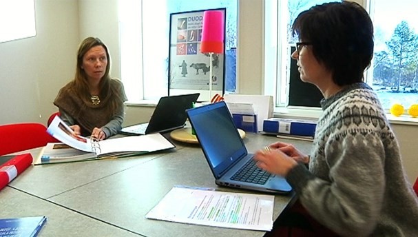 Studeanttat TV-Ođđasis mielde Bilde av två studenter ved samisk høgskole.