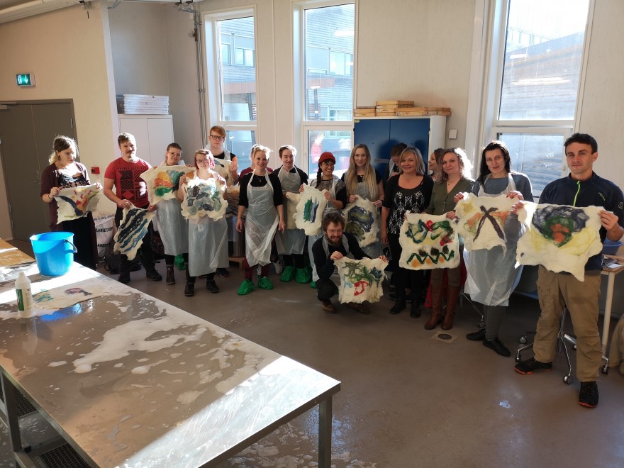 Duhppenbarggut sámegiela álgooahpostudeanttain Studenter og lærer for Samisk i praktiske situasjoner