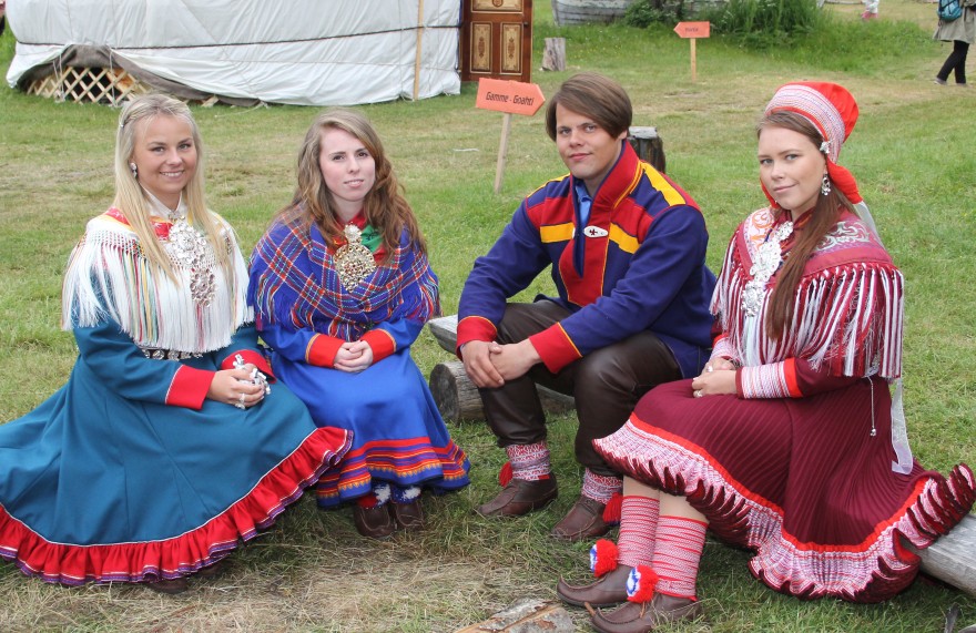 Sámi ofelaččat 2014/2015 Bilde av de nye samiske veiviserne.