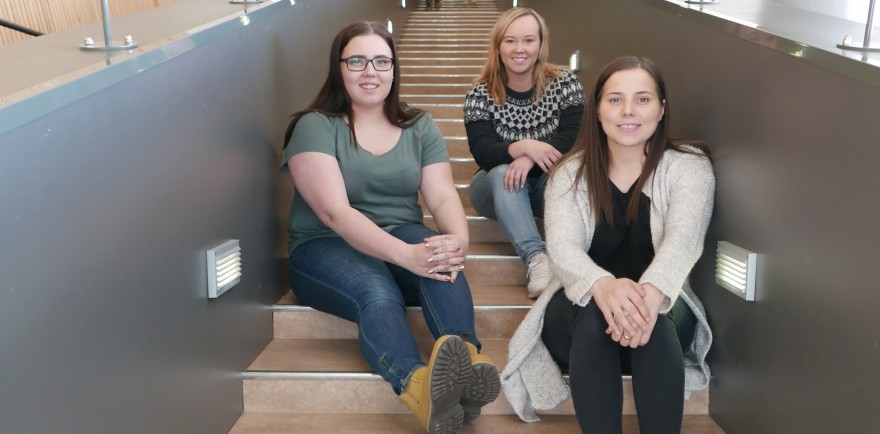 Oassi studeantastivrras 2017 Govas Elena Skum, Elle Helene Siri ja Kirsti Monica Eira, Sámi allaskuvlla studeantastivrras