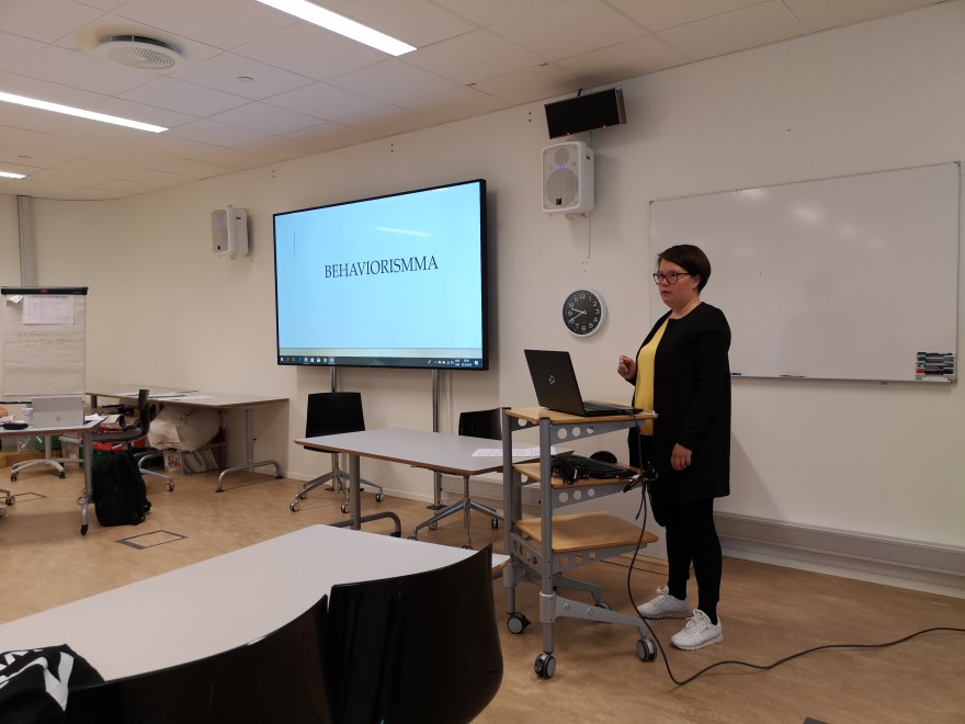 Kare Elle logaldallá. Bilde av Kare Elle A. Eira