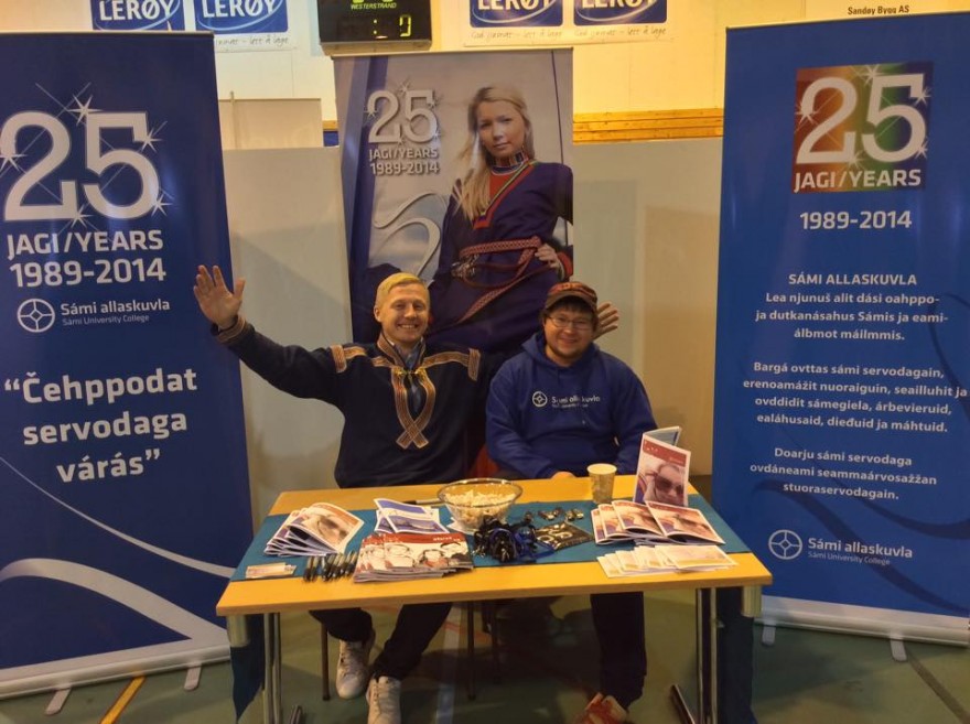 Mikkel Ole Eira ja Sergey Gavrilov rekruteremen ođđa studeantaid. Govas leabá Mikkel Ole Eira ja Sergey Gavrilov Ráisás vuovdáleamen Sámi allaskuvlla oahppufálaldagaid vejolaš studeantaide.