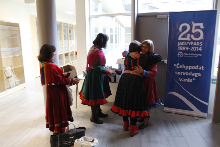 Vuokko dearvvaha ustibiid. Professor Vuokko Hirvonen greeting friends and guests of the conference Taking Place.