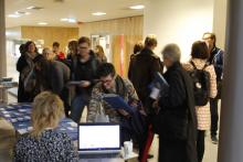 Taking Place registreren. Many people at Diehtosiida signing them to the Taking Place conference.