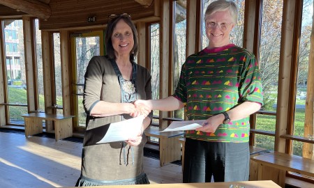 Sámi allaskuvlla rektor Liv Inger Somby ja UiT dekána Gunbjørg Svineng leaba vuolláičállán ovttasbargošiehtadusa.