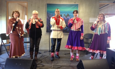 Bilde av studenter som joiker på Riddu Riđđu