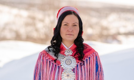 Anni Maaret Magga-Eira. Govven: Johtti Productions/ Ánne Kátjá Gaup. Gávttehas olguon.