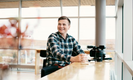 Movttegis bárdni mii čohkká beavdeguoras. Sus lea kamera beavdde nalde.