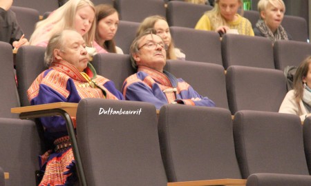 Sáhkaskáiddis olbmot ja dutkanbeaivvit logo Sáhkaskáiddis nuorat ja juoigečeahpit