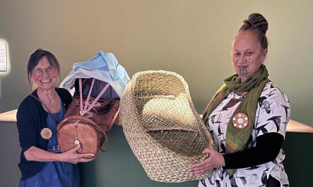 Gunvor Guttorm gietkamiin ja Tanya White wahakurain Luleåbiennalen 2024:s.