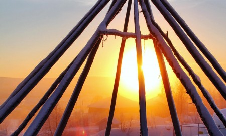 Goađas Sámi allaskuvlla olggobealde skábman.