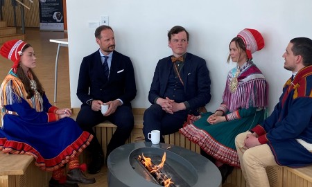 H.K.H Kronprins Haakon møter studentene ved Samisk høgskole. Fra venstre: Maila Risten Dikkanen, kronprins Haakon, Anton Hauan, Ellen Inga Sara og Martin Velky.