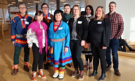 SáMOS prošeavtta pilohtamánáidgárddiid bargit ja Ol-Juhán Sikku gii Sámedikki bealis lea jođihan SáMOSa. Govven: Berit A. Triumf/Sámi allaskuvla. Sihke nissonolbmot ja dievdoolbmot.