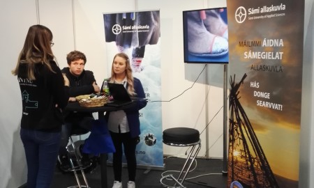 Oahppomeassuin Romssan Bilde av SA stand på utdanningsmessa med personer i bild.