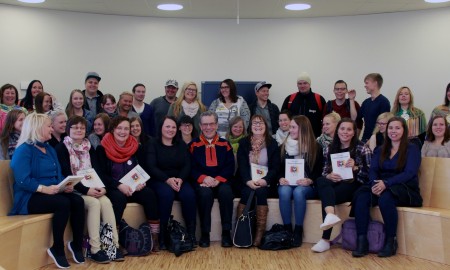 Aimo Aikio geigii oahpaheaddjeoahpuid studeanttaide skeaŋkan iežas čállán girjji “Olbmo ovdáneapmi”. 