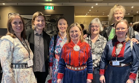 Sámi allaskuvlla dutkit ja rektor leat searvan Naisa 2024 konferánsii.