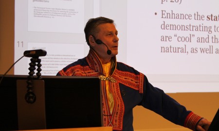 Ole Henrik Magga logaldallá. Dievdoolmmoš sárdnestulus logaldallá.