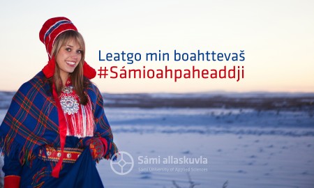 Šatta oahpaheaddji Bilde av kvinne fra varanger i kofte.