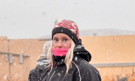 Govven: Jenter i reindrift Ung jente inn i reingjerde med reinsdyr rundt seg.