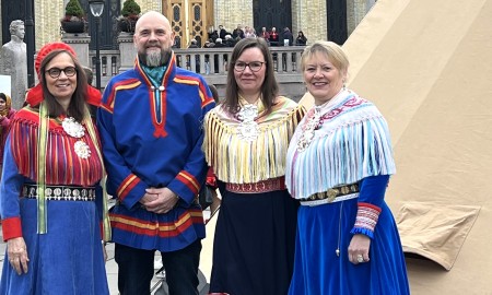 Sámi allaskuvlla rektor, goahtejođiheaddjit ja direktevra. Njeallje olbmo olggobealde lávu Stuoradikki olggobealde