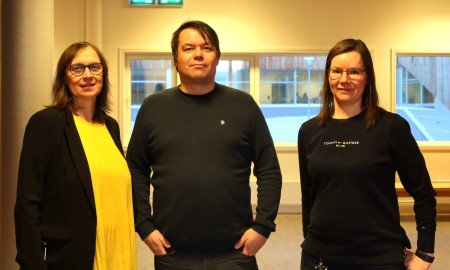Rektor Liv Inger Somby, professor Lars Ailo Bongo ja goahtejođiheaddji Risten Länsman.